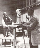 L'escultor Victor Mor, realitzant el retrat d'Apelles Mestres.