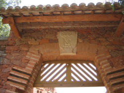 El Marquet de les Roques: Teulada i clau de volta amb inscripció