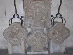 Canet de Mar - Creu de Pedracastell, pedres salvades de la destrucció i depositades actualment a la parroquia de Sant Pere i Sant Pau.