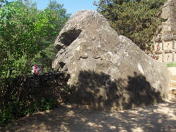 Cementiri d'Olius - Pante aprofitant una pedra natural.