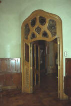 Gaud: Casa Batll. Una porta amb vidriera.