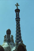 Gaud: Teulada i Torre de la Botiga del Parc Gell totalment recoberts de cermica.