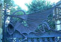 Gaud�: El Dragon de la puerta de los Pabellones G�ell (Reial C�tedra Gaud�)