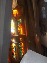 Sagrada Famlia: Vidrieras del transepto lado fachada de la Pasin desde el interior.