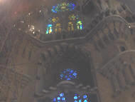 Gaud: Sagrada Famlia Vitralls del transepte de la faana del Naixement de l'interior.