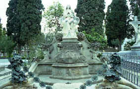 Reynés: Cementiri de Sitges Panteó A. Serra Ferrer