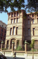 Tarragona: Escola de les Teresianes, torre lateral. Arquitecte Bernardí Martorell i Puig