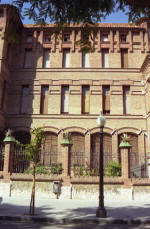 Tarragona: Escola de les Teresianes, Cos lateral de l'edifici. Arquitecte Bernardí Martorell i Puig