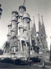Gaudí: La Sagrada Família en 1973 avec la façade de la Passion en constructon