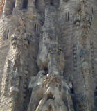 Gaudí: Sagrada Família  Campanarios con imágenes de los apóstoles Bernabé y Simón y la montaña de Montserrat