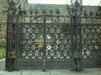 Domnech i Montaner: Cementerio de Comillas Reja de Puerta