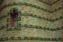 Gaudí: El Capricho  Detall façana