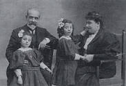 Foto familiar de Pau Pujol i Vila (1851-1927) amb la seva muller i filles. Procedencia de la  famlia Pujol Asmarats. AMEL (Arxiu Municipal d'Esplugues de Llobregat)