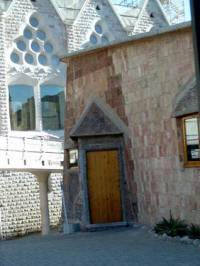 Gaudí: École Sagrada Família  Porte laterale