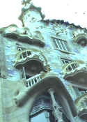 Gaudí: Casa Batlló, Lateral fachada y cruz