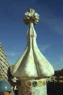 Gaudí: Casa Batlló, Tejado y cruz de cuatro brancas