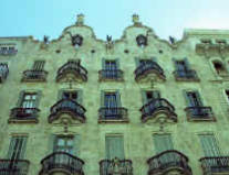 Gaudí: Casa Calvet, Fachada parte alta