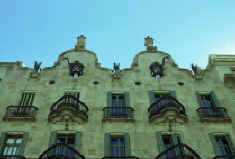 Gaudí: Casa Calvet, Parte alta fachada
