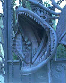 Gaudí: Pabellones Güell Puerta Cabeza de dragón