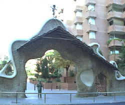 Gaudí: Puerta de la valla de la Finca Miralles