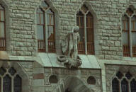 Gaudí:  Maison   Façade avec la statue de Saint Georges