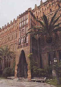 Gaudí: C. Santa Teresa. Fachada principal