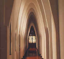 Gaudí: É. de Sainte Thérèse. Couloir
