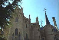 Gaudí Palais épiscopal d'Astorga Façade laterale droite