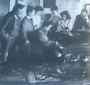 Albniz interpretant una pea al piano amb un grup d'amics