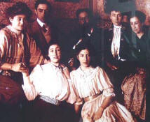Isaac Albniz en el centro atrs, con su familia