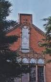 Fachada del Institut Pere Mata del arquitecto L. Domnech i Montaner, baldosas decoradas por L. Br