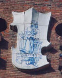 Alexandre de Riquer: Escudo cermico exterior "Garnatxa" en el Castell dels tres dragons del Parc de la Ciutadella en Barcelona