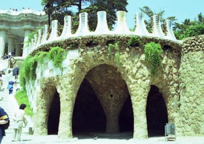 G_Park_Guell_Cova_amb_merlets