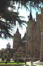 Gaud Palau episcopal d'Astorga i catedral al fons