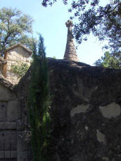 Cimeti�re d'Olius - De la pierre, des ch�nes verts, des cypr�s et une croix au fonds.