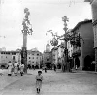 Gaud�: Fanals a la Pla�a del Mercadal a Vic. enderrocats l'any 1924