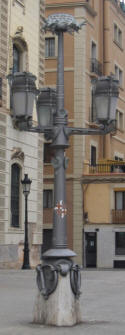 Gaudí: Fanal de tres braços al Pla del Palau de Barcelona