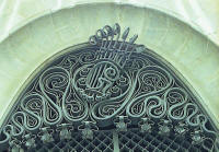 Gaudí: Llinda d'una porta d'entrada al Palau Güell.