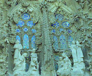 Gaud�: Sagrada Fam�lia  Vidriera central en la fachada de la Natividad vista desde el exterior.
