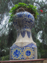 Domnec Sugranyes: Gerro decoratiu al jard de la Torre Bellesguard.