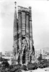 Gaud�: La Sagrada Fam�lia con la torre de San Bernab� acabada en el a�o 1926
