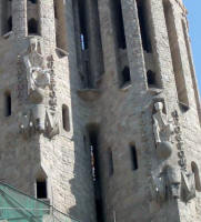 Gaud�: Sagrada Familia  Fachada de la Pasi�n  Torres dels ap�stols Tom�s y Felipe