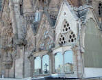 Gaud�: Sagrada Familia - El claustro a la derecha de la fachada de la Natividad