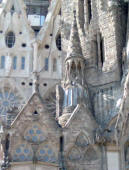 Gaud�: Sagrada Familia - El claustro a la izquierda de la fachada de la Natividad