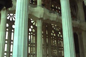 Gaud�: Sagrada Fam�lia  Interior  Columnes estriades i finestrals