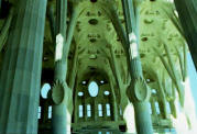 Gaud�: Sagrada Fam�lia -  Vue des colonnes, des vo�tes et des chapiteaux