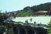 Gaud   Park Gell   Vue latrale sur le banc ondulant et la grande place