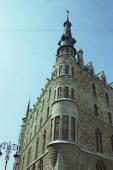 Gaud�: Casa Botines  Vista angulo con torre y dos fachadas