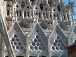 Gaud�: Sagrada Familia - El claustro junto al Baptisterio - Frontones