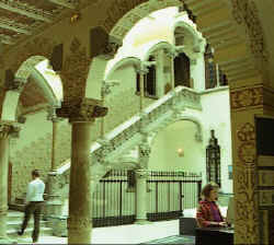 Puig i Cadafalch   Casa Macaya   Cour et escalier